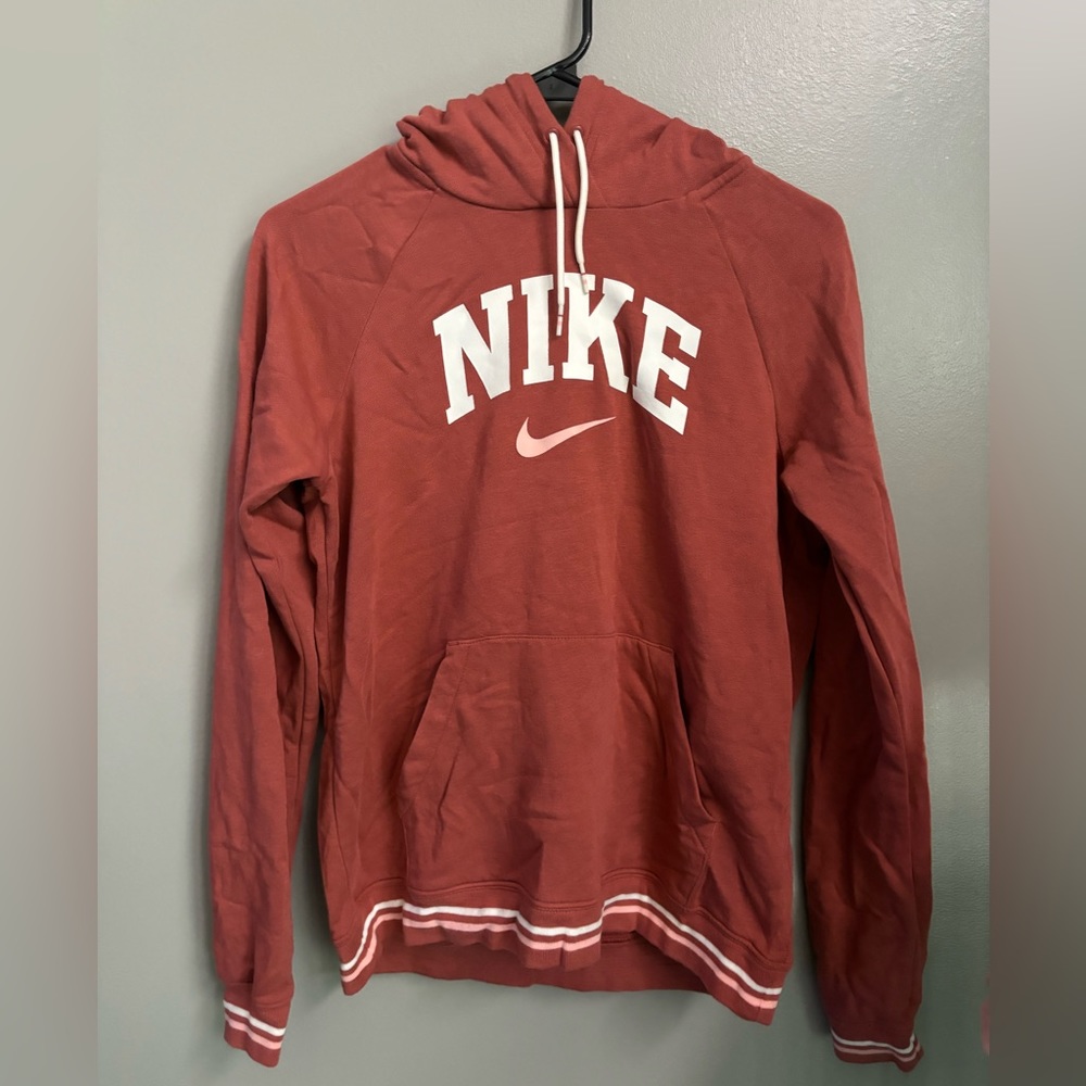 Small nike hoodie worn a few times